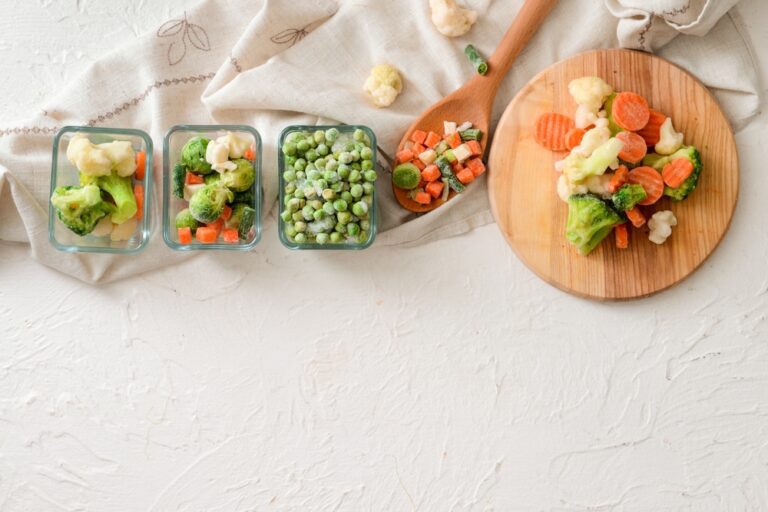 Frozen,Vegetables,In,Bowls,On,Light,Background